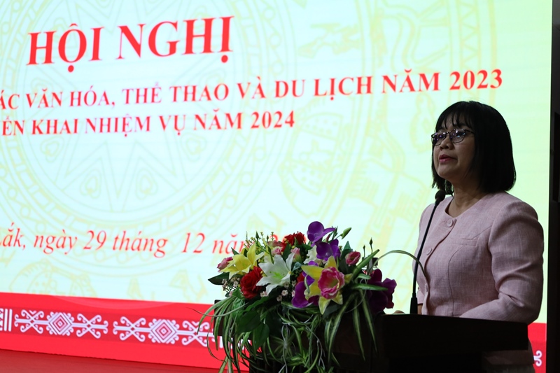 Bà H’Yim Kđoh –Phó Chủ tịch UBND tỉnh phát biểu chỉ đạo